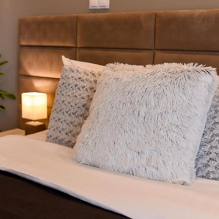 Chic Accommodation With Breathtaking Views Over Calea Victoriei - Your Central Heaven Бухарест Экстерьер фото