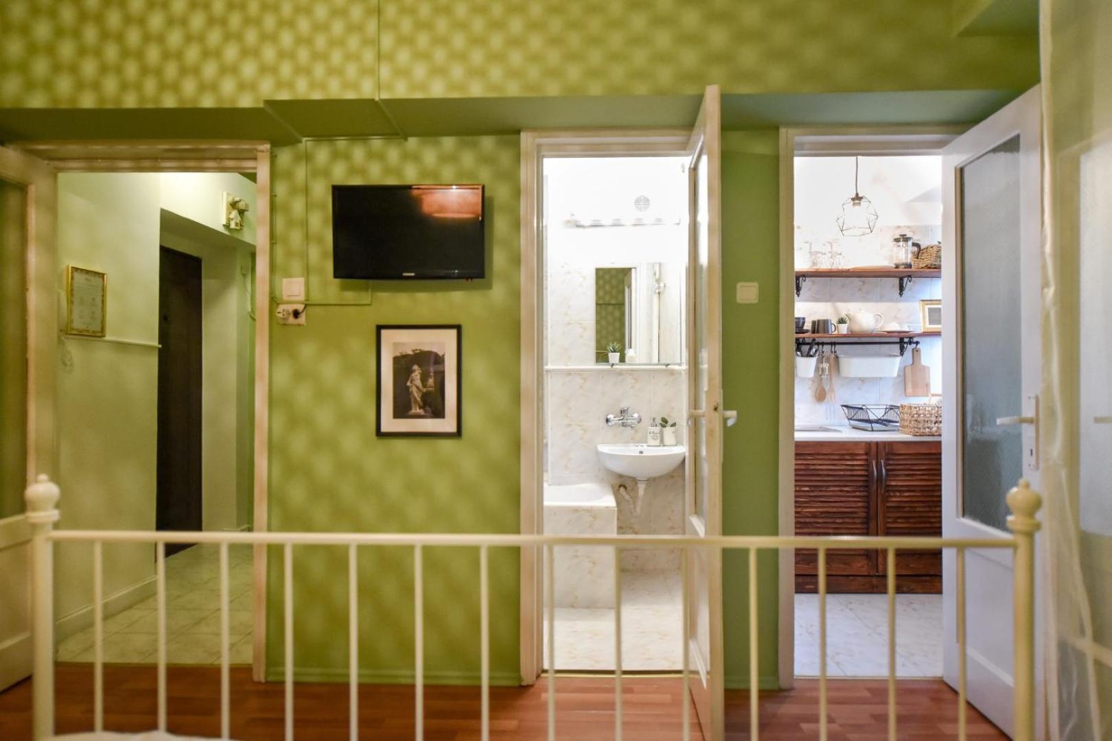 Chic Accommodation With Breathtaking Views Over Calea Victoriei - Your Central Heaven Бухарест Номер фото