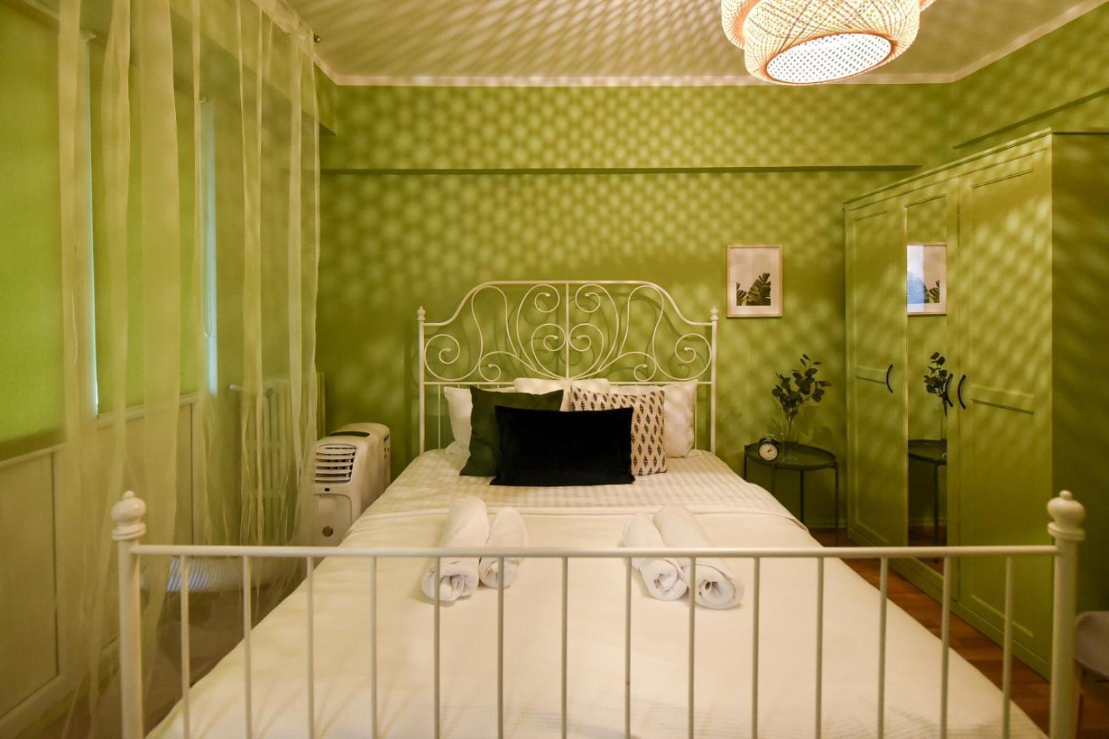 Chic Accommodation With Breathtaking Views Over Calea Victoriei - Your Central Heaven Бухарест Номер фото