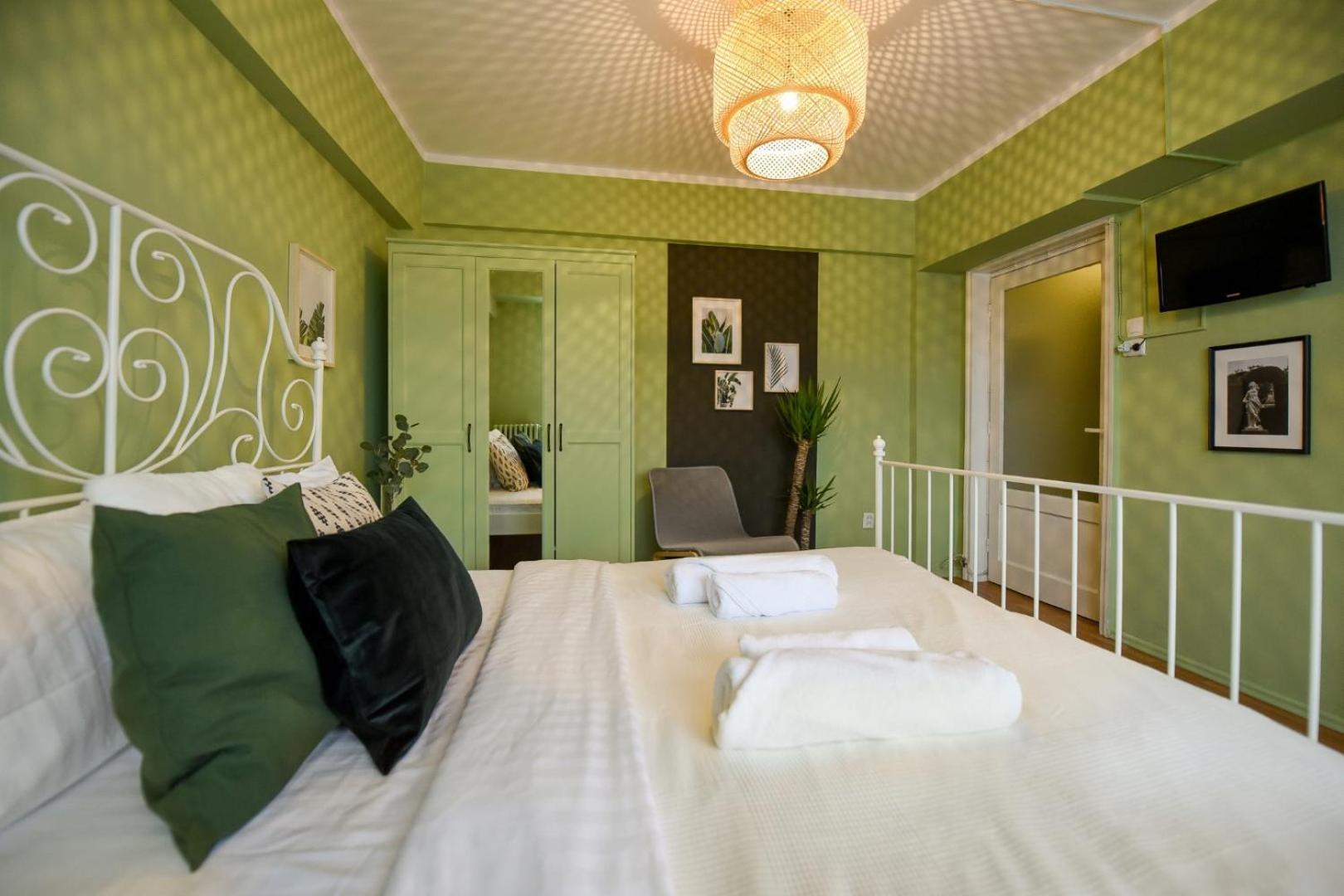 Chic Accommodation With Breathtaking Views Over Calea Victoriei - Your Central Heaven Бухарест Номер фото