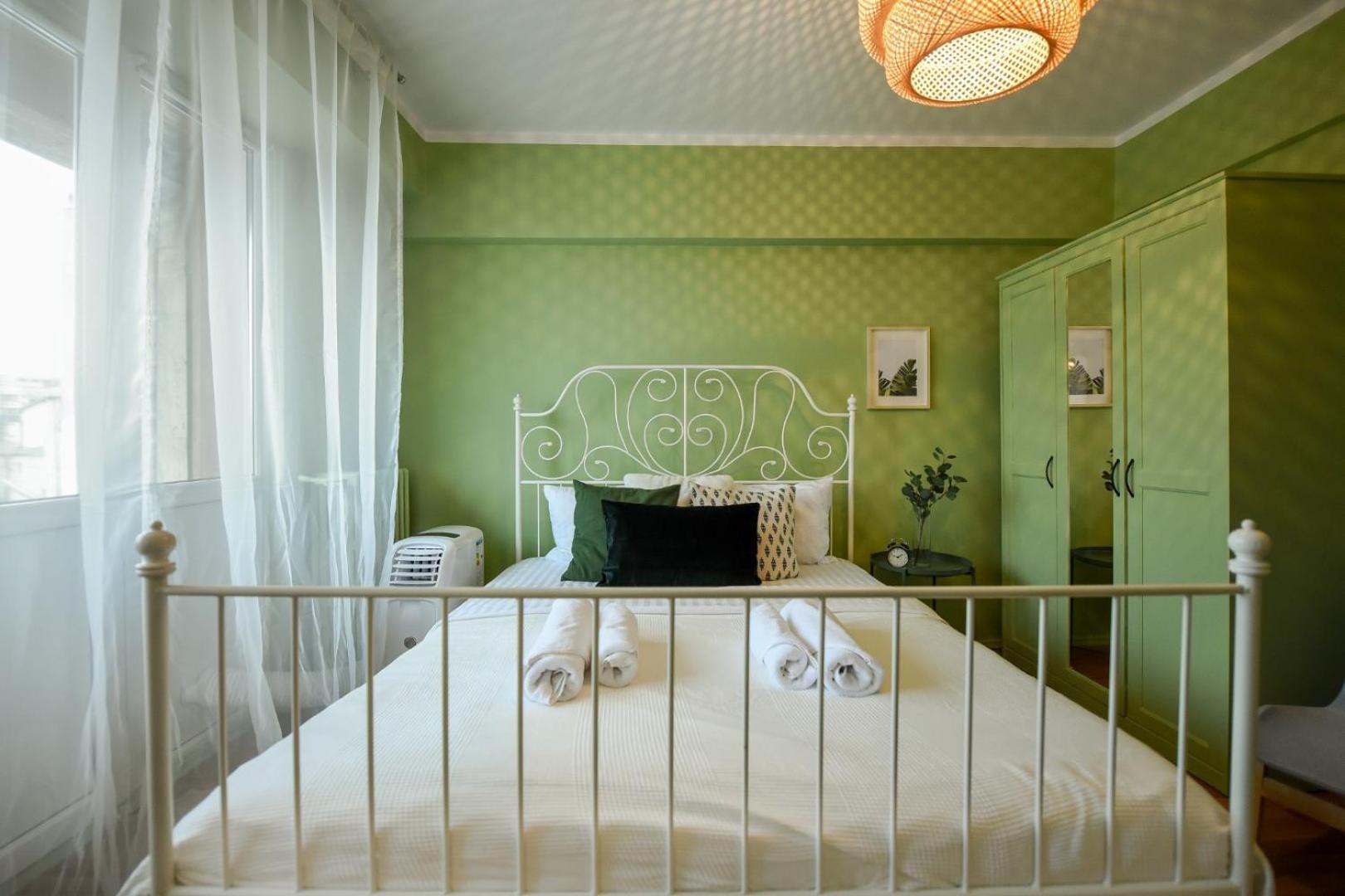 Chic Accommodation With Breathtaking Views Over Calea Victoriei - Your Central Heaven Бухарест Номер фото