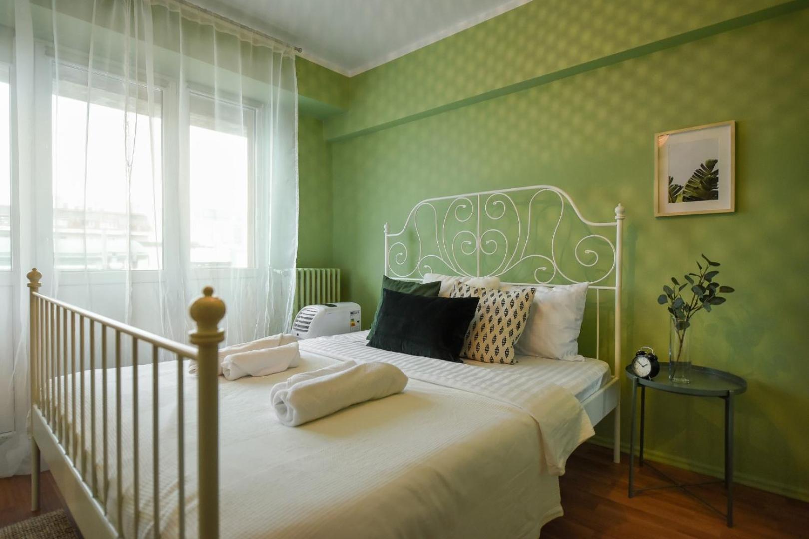 Chic Accommodation With Breathtaking Views Over Calea Victoriei - Your Central Heaven Бухарест Номер фото